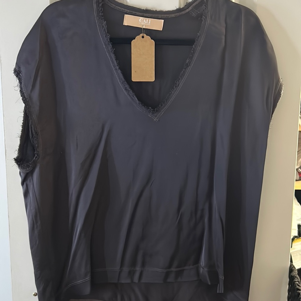 CALI DREAMING  James V neck NWT